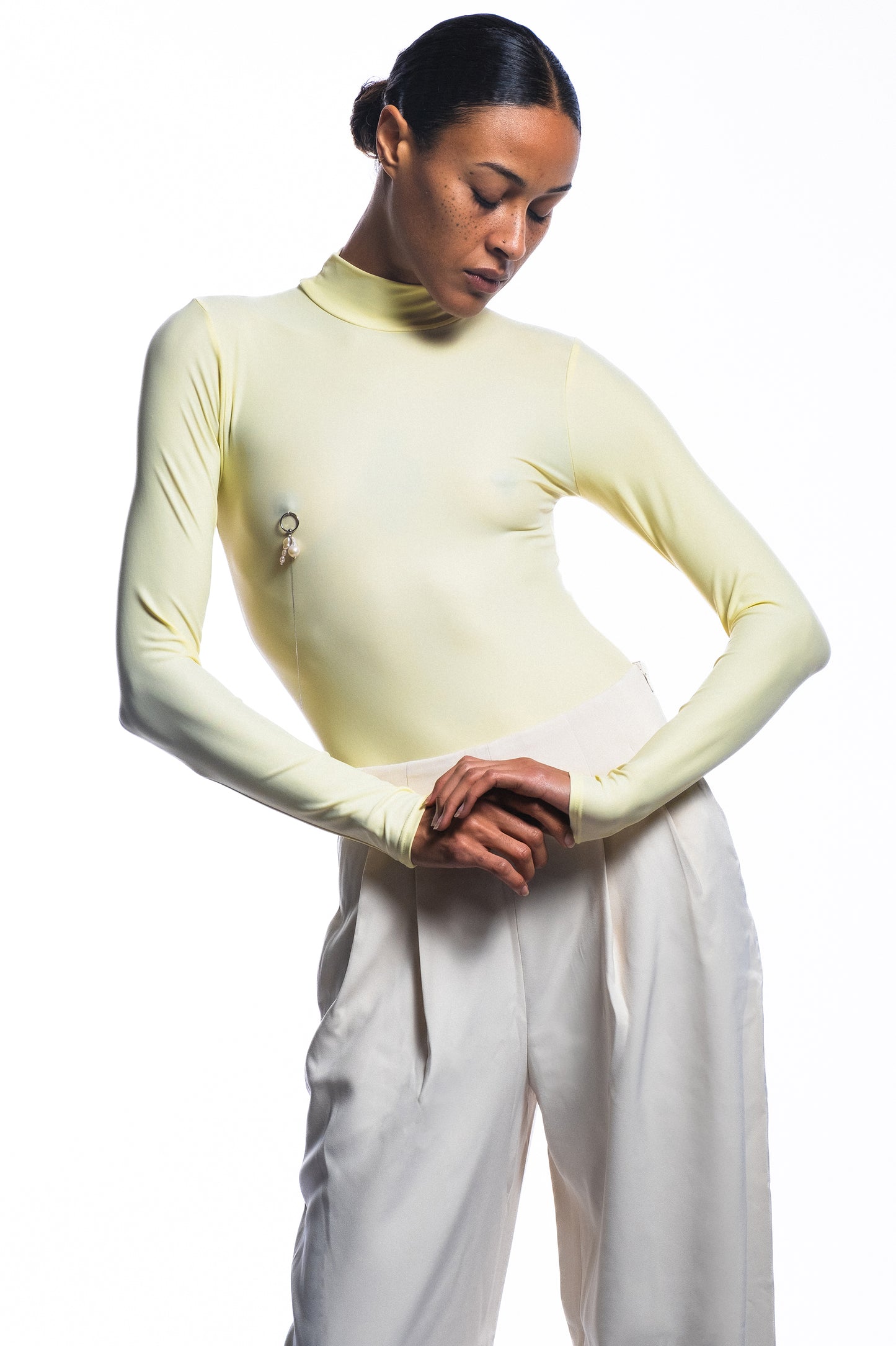 BODY WITH PIERCING - "EL CARIÑO" LIGHT YELLOW