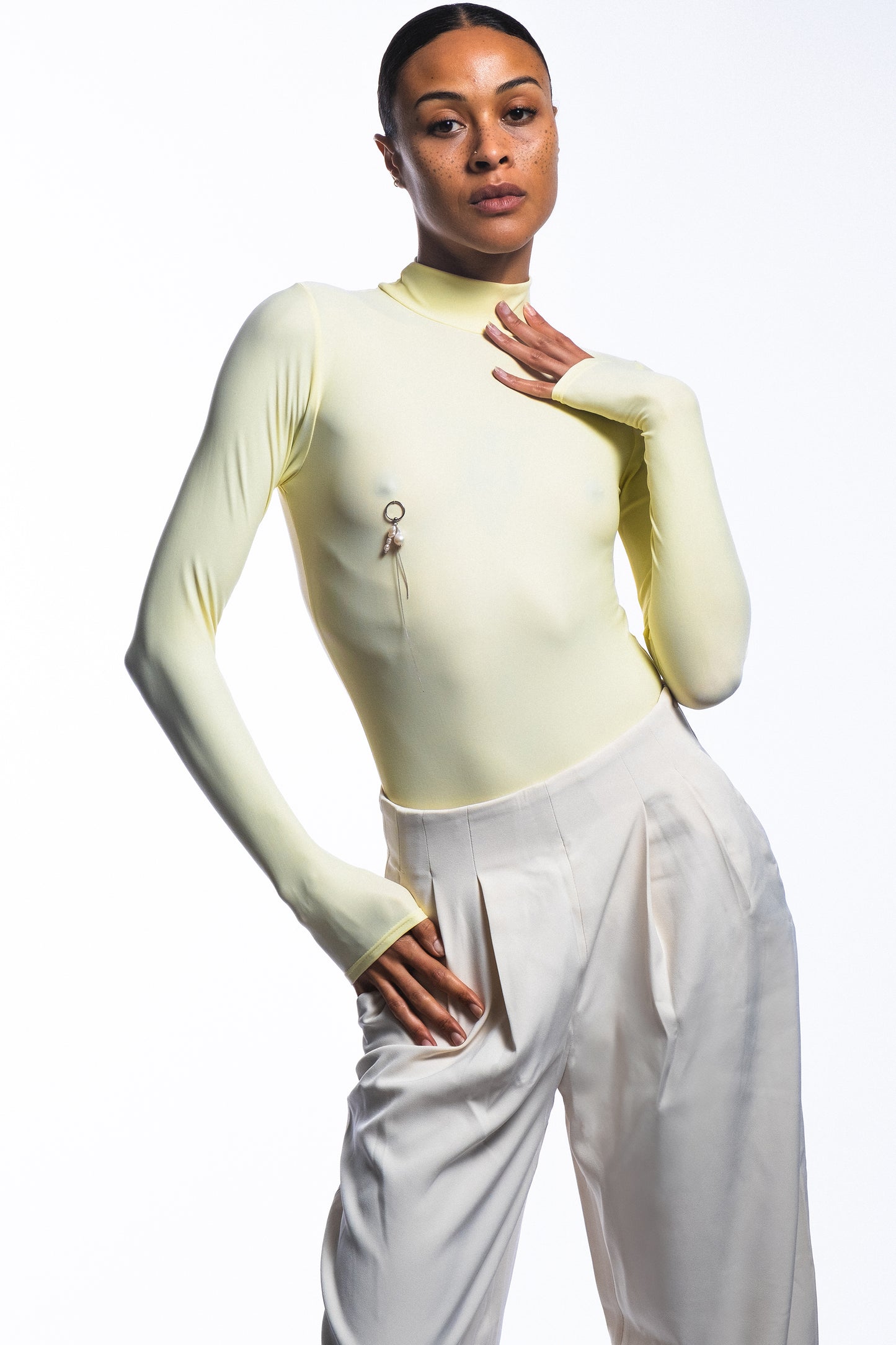 BODY WITH PIERCING - "EL CARIÑO" LIGHT YELLOW