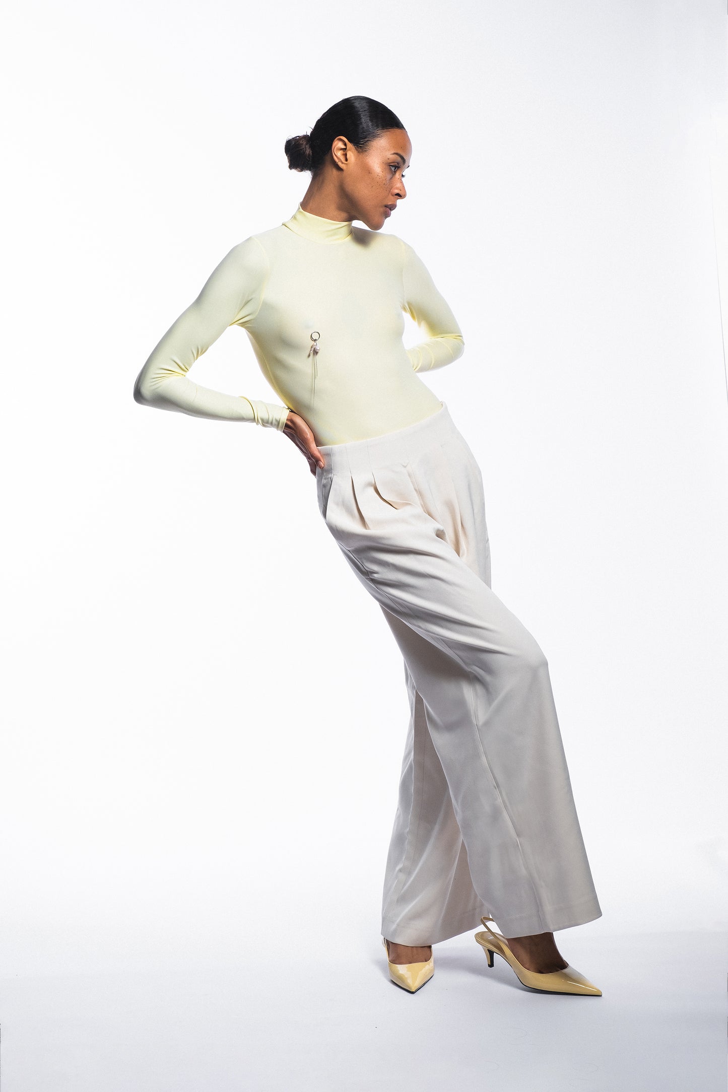 BODY WITH PIERCING - "EL CARIÑO" LIGHT YELLOW