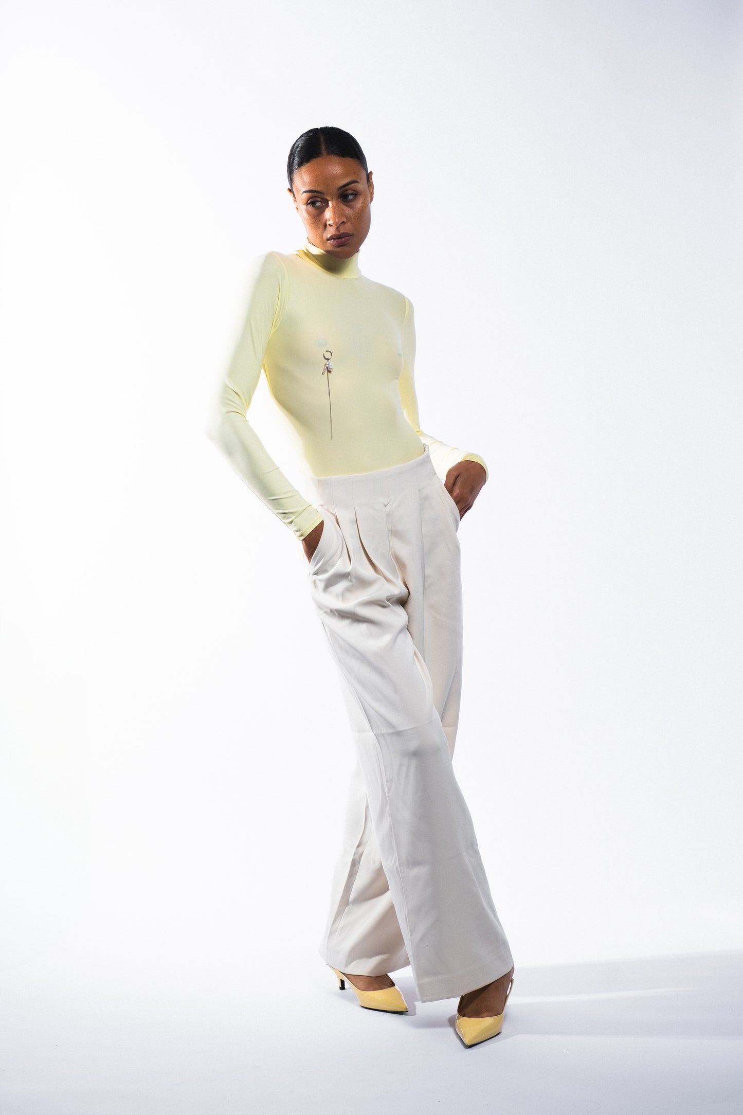 BODY WITH PIERCING - "EL CARIÑO" LIGHT YELLOW